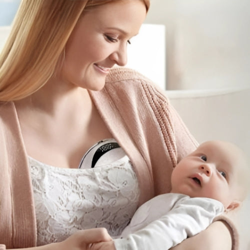 maman regarde bébé heureux tire lait electrique